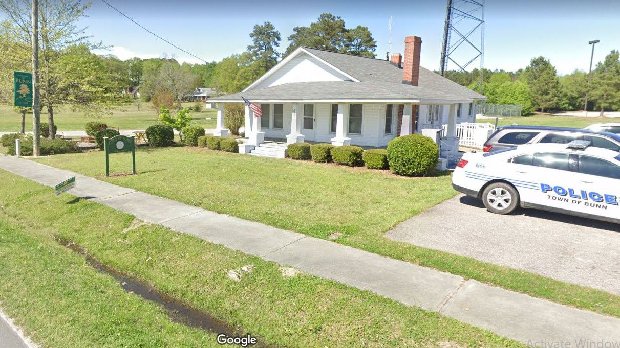 Buzzards settle in North Carolina town despite scare tactics